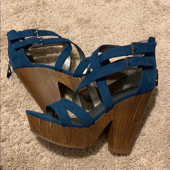 GUESS Pumps - Picture 4 of 5